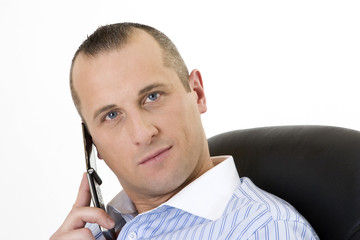 businnesman z telefonem na białym tle