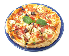 Pizza na błękitnym talerzu