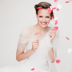 Panna młoda w czerwonych płatkach