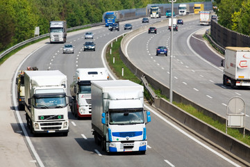 Autobahn mit Autos und LKW