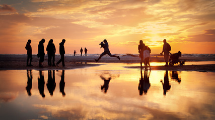 skok woda plaża odbicie ludzie sylwetki plaża