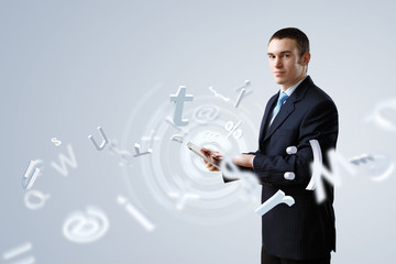 Biznesmen robi prezentaci