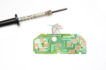 żelazo z deską na białym tle