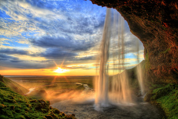 Wodospad Seljalandfoss o zachodzie słońca w HDR, Islandia