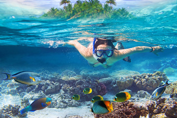Młode kobiety przy snorkeling w tropikalnej wodzie