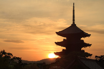 京都・東寺 朝焼けの空
