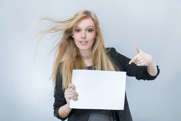 Dziewczyna pokazuje palcem baner