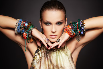 piękna kobieta w bransoletkach