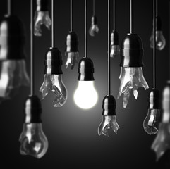 pomysł z połamanymi żarówkami i jedną świecącą żarówką