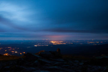 Jelenia Góra nocą z gór