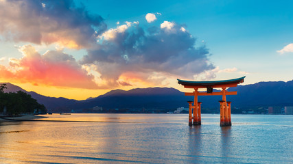 Wielka pływająca brama (O-Torii) w Miyajima