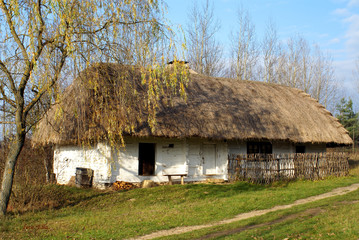 Stara chata w skansenie w Tokarni