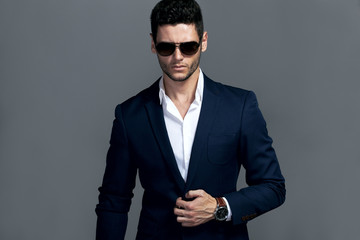 Przystojny mężczyzna w okularach i obserwatorów