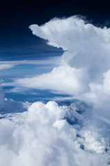Piękne białe chmury z iluminatora