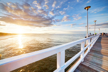 Piękny retro molo przy zmierzchem. Gdańsk Brzeźno, Polska