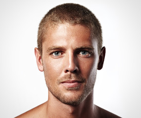 portret przystojnego młodego człowieka