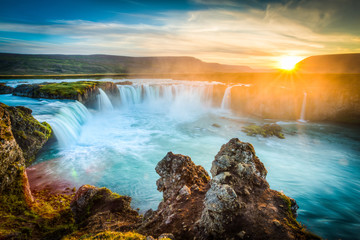 Islandia, Godafoss o zachodzie słońca, piękny wodospad, długi czas ekspozycji