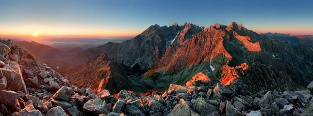 Górska panorama słońca ze szczytu - Słowacja Tatry