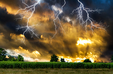 Burza z piorunami.