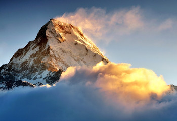 Wschód słońca przy pasmem gór Annapurna, góra Machapuchere