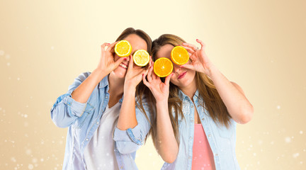 Dziewczyna bawić się z owoc nad żółtym tłem