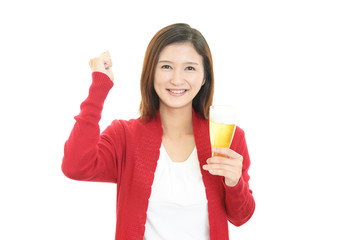 ビールを飲む笑顔の女性