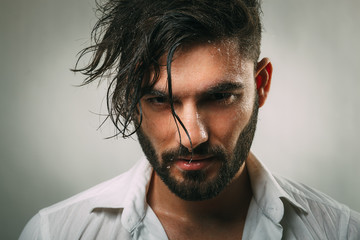 Portret mężczyzny z brodą i mokrą twarzą