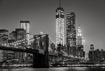 Nowy Jork nocą. Brooklyn Bridge, Lower Manhattan - Black an