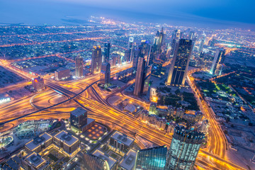 Panorama nocy Dubaj podczas zachodu słońca