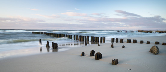 Falochrony nad morzem