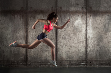 Widok z boku działającej kobiety