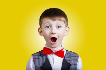 Zaskoczony mały chłopiec z otwartymi ustami