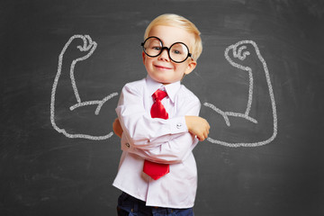 Dziecko przed blackboard z mięśniami kreda
