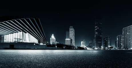 Pusta droga asfaltowa i nowoczesne panoramę w nocy