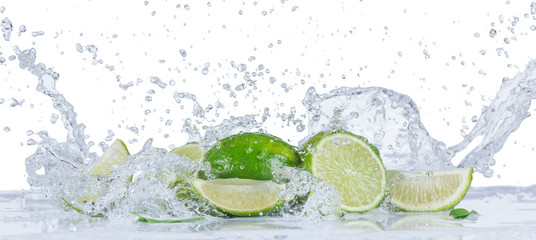 Świeże limonki z wodą rozpryskową