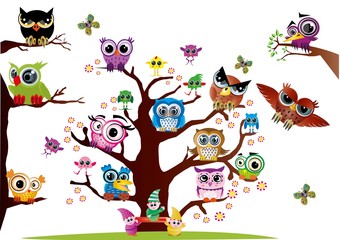 Bajkowe sowy na drzewie.