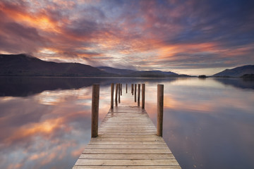 Zalane molo w Derwent Water, Lake District, England at sunset