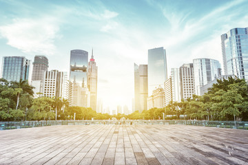 nowoczesny plac i drapacze chmur pod promieniem słońca