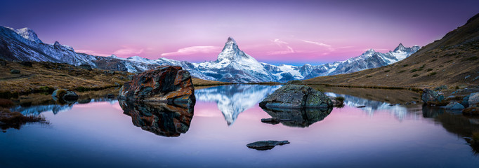 Stellisee w Szwajcaria z Matterhorn w tle panorama
