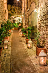 Piękna dekorująca ulica w małym miasteczku w Włochy, Umbria