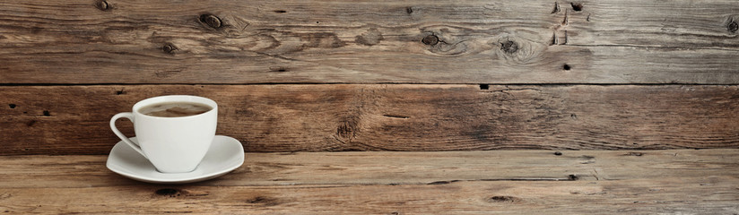 filiżanka kawy na podłoże drewniane