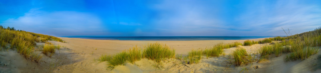 Panorama morze o wschodzie słońca