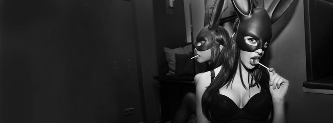 Imprezowe dziewczyny z maską króliczka