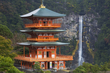 Pagoda i Nachi Falls w prefekturze Wakayama, Japonia
