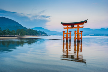 Pływająca brama Torii w Miyajima w Japonii