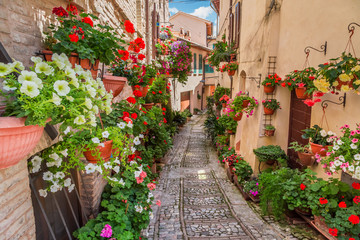 Ulica w małym miasteczku w Włochy w słonecznym dniu, Umbria