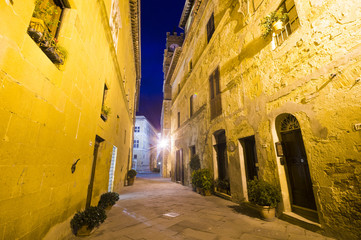 Uliczki nocnej Pienzy,Toskania