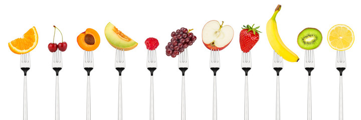 wiersz smaczne kolorowe owoce na widelce na białym tle