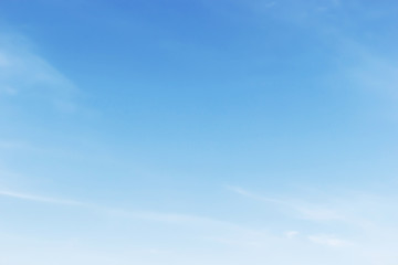 Fantastyczne miękkie białe chmury na niebieskim tle nieba, miękkie fo