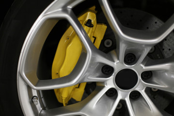 Hamulec sportowy samochodu